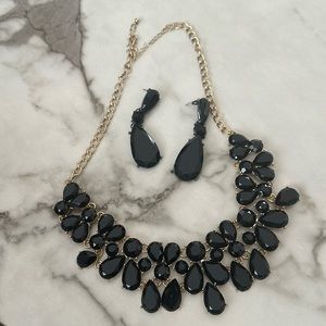 Necklace and earrings set in black